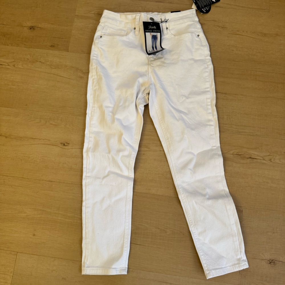 NWT women’s shite skinny jeans size 6